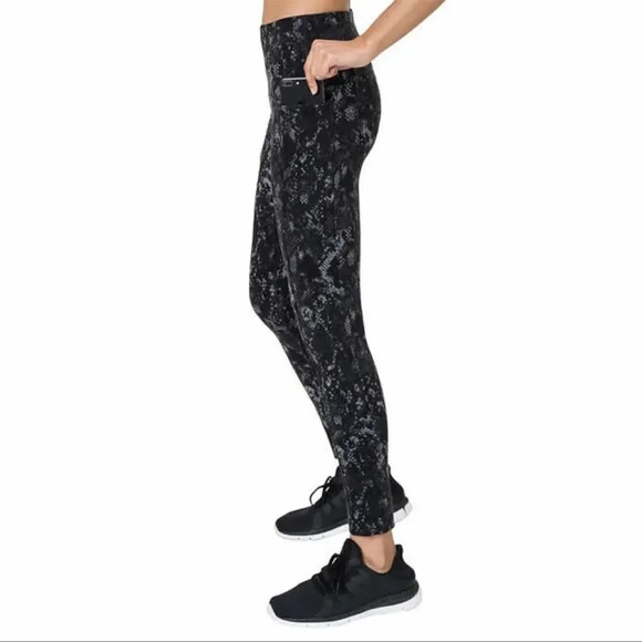 Tuff Athletics Black Rocky Print High Rise UPF 40+ Active Leggings Medium - Picture 3 of 10